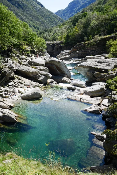 O rio Verzasca em Lavertezzo no vale de Verzasca — Fotografia de Stock