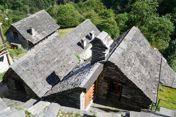 Den lantliga byn corippo på verzasca dalen — Stockfoto