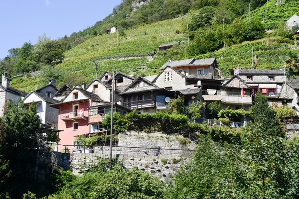 Den lantliga byn vogorno på verzasca dalen — Stockfoto