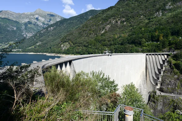 Dammen vid verzasca på schweiziska Alperna — Stockfoto