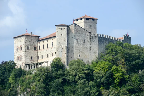 Rocca borromeo φρούριο σε angera σε Λίμνη Ματζόρε — Φωτογραφία Αρχείου