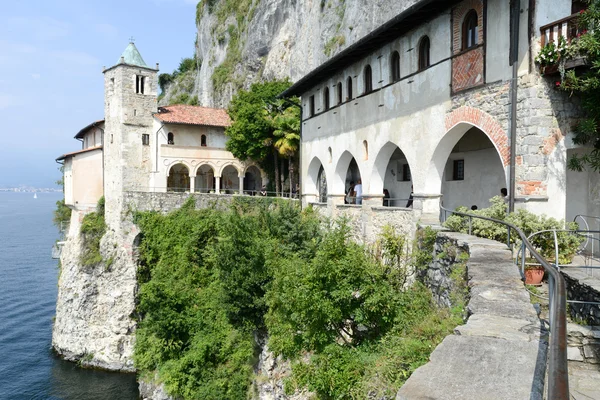 Монастир Santa Caterina del sasso на озеро Маджоре — стокове фото