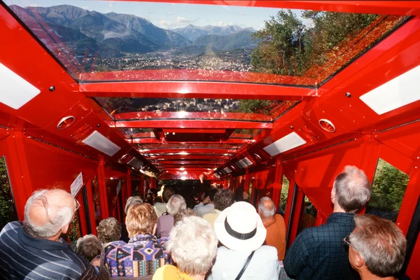 Turistas en el funicular hasta el monte Generoso — Foto de Stock