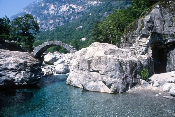 A ponte romana no vale de Maggia — Fotografia de Stock