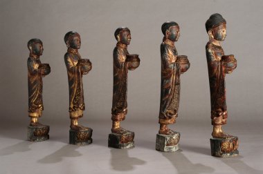 제자 들과 함께 부처님의 버마어 동상