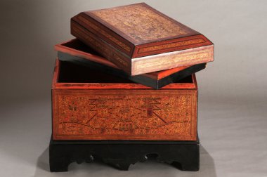 eski ahşap gövde dekore edilmiştir.