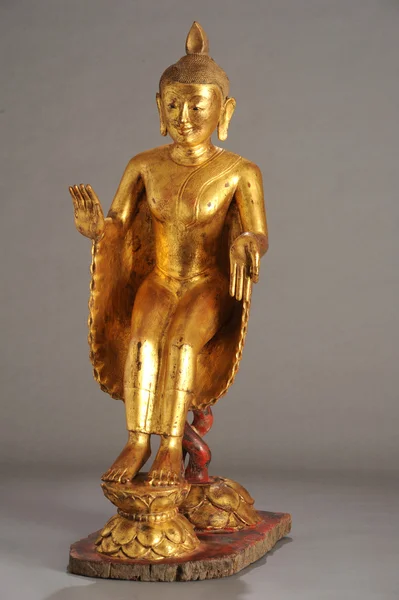 Бирманская статуя Будды — стоковое фото