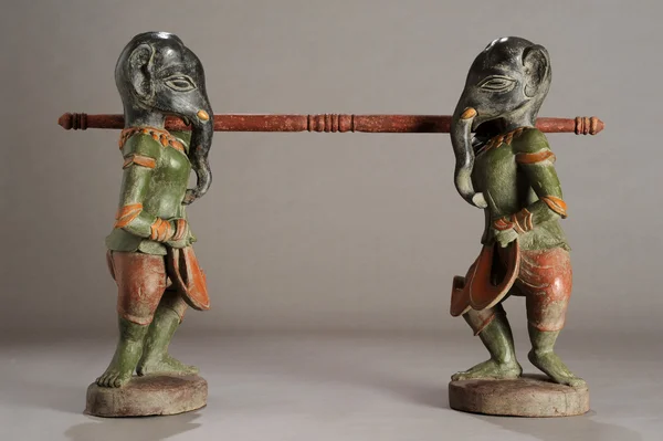 Estátuas birmanesas de portadores de gongo — Fotografia de Stock