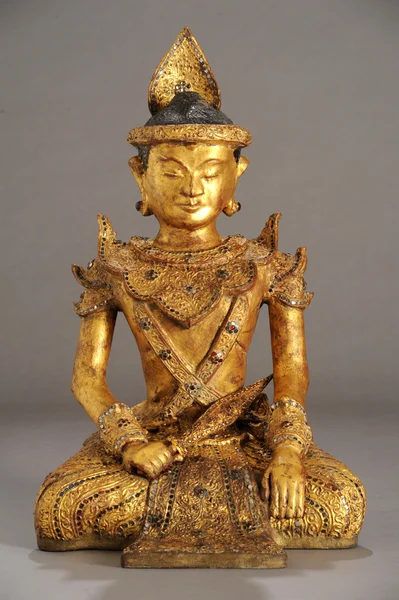 Burmese statue of the king — Stock Photo, Image