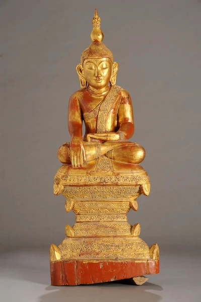 Бирманская статуя Будды — стоковое фото