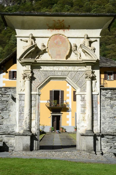 El antiguo pueblo de Cevio en el valle de Maggia — Foto de Stock