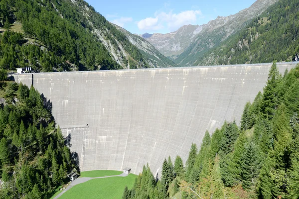 Kraftverksdamm av sambuco på maggia dalen — Stockfoto