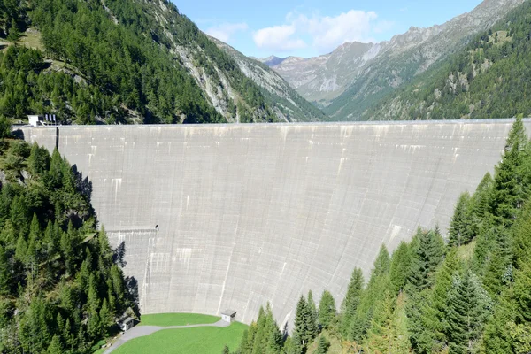 Kraftverksdamm av sambuco på maggia dalen — Stockfoto