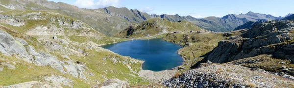 水浴を楽しめるマッジャ バレー alpin 湖 — ストック写真