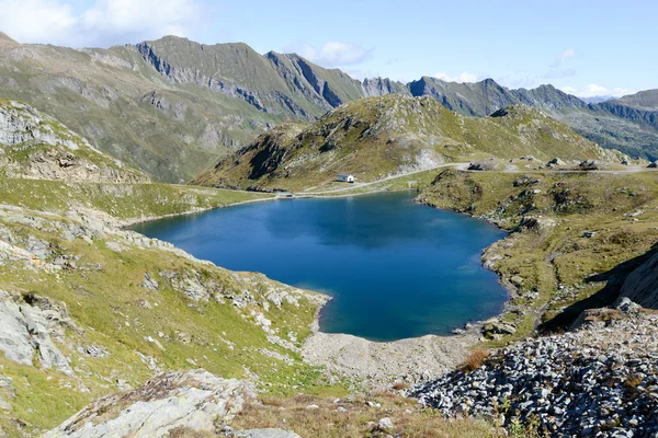 Alpin sjö på maggia dalen — Stockfoto