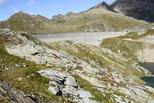 Hydro-elektrische dam van naret op maggia vallei — Stockfoto