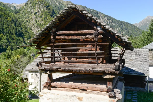 Old barn chalet at Mogno on Maggia valley — Stock Photo, Image