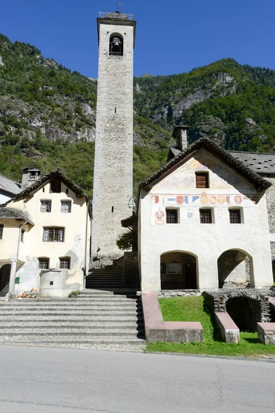 Le village de Prato Sornico sur la vallée de la Magga — Photo