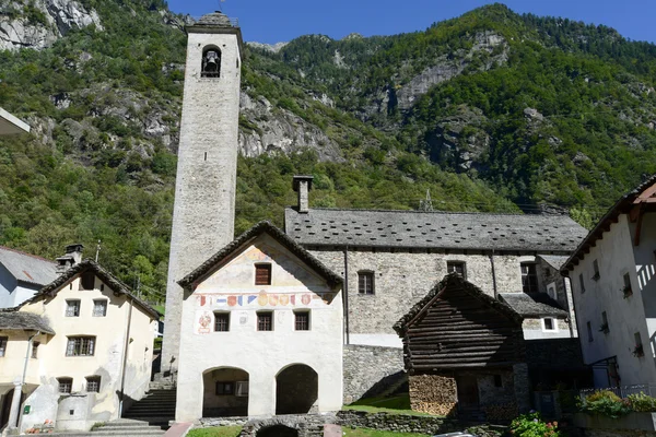 El pueblo de Prato Sornico en el valle de Magga — Foto de Stock