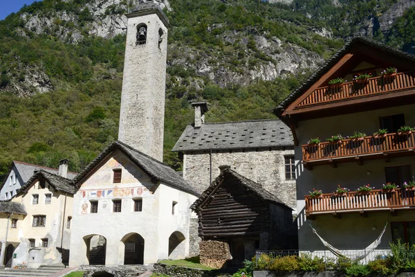 El pueblo de Prato Sornico en el valle de Magga — Foto de Stock