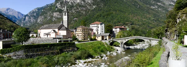 Il paese di Bignasco sulla valle del Magga — Foto Stock