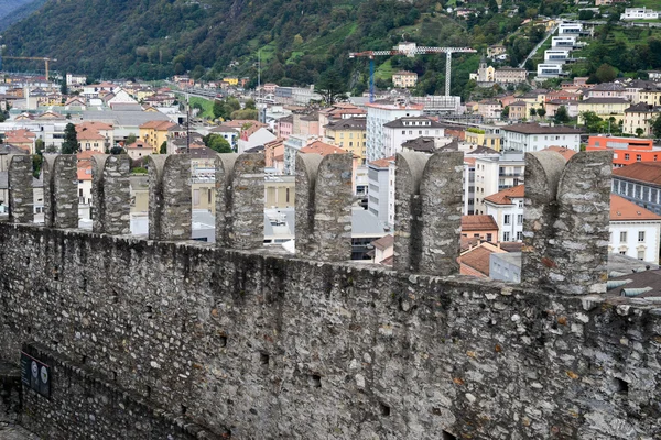 As muralhas do forte Castelgrande em Bellinzona — Fotografia de Stock