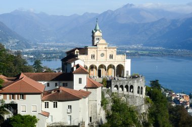 Madonna del sasso, ortaçağ manastır kaya ardı Gölü 