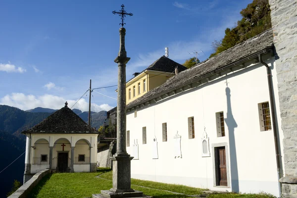 El pueblo rural de Comologno en el valle de Onsernone — Foto de Stock