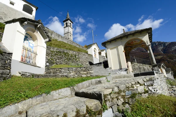 El pueblo rural de Comologno en el valle de Onsernone — Foto de Stock