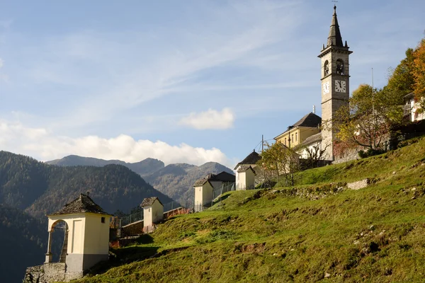 El pueblo rural de Comologno en el valle de Onsernone —  Fotos de Stock