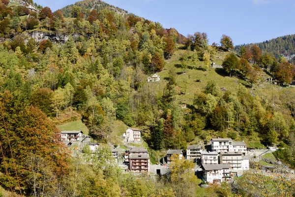 Venkovské obce Comologno v Onsernone údolí — Stock fotografie