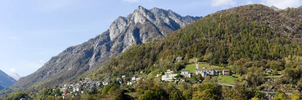 Il villaggio rurale di Russo sulla valle dell'Onsernone — Foto Stock