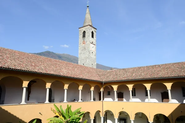 Kyrkan S. Maria della misericordia och Papio college vid Ascon — Stockfoto