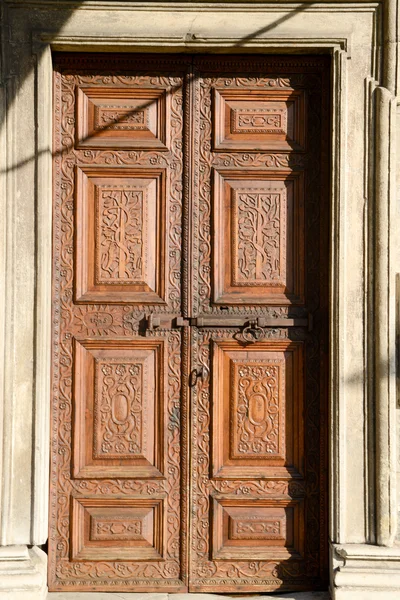 Die Eingangstür der Kirche San Vittore an der Wandmalerei — Stockfoto