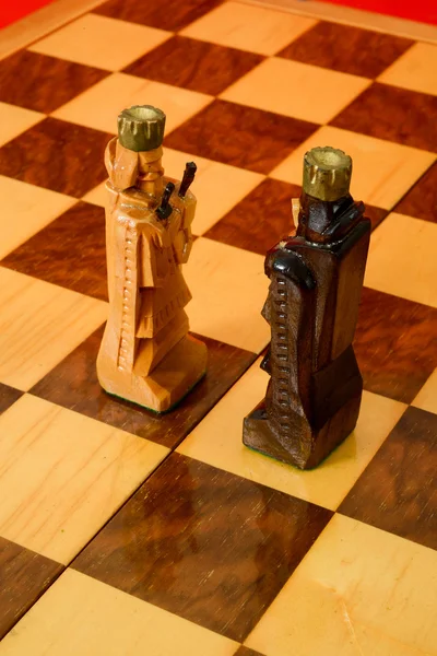 Schackbräde med två kungar — Stockfoto