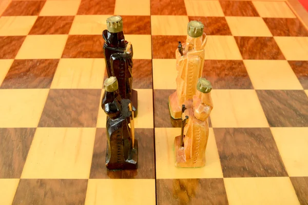 Papan catur dengan dua raja dan dua ratu — Stok Foto