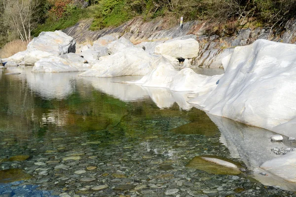 Flussmaggia bei Ponte Brolla — Stockfoto