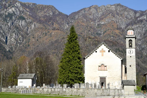 A igreja de San Michele em Palagnedra no vale Centovalli — Fotografia de Stock