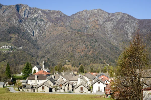 Das ländliche Dorf Palagnedra im Centovalli-Tal — Stockfoto