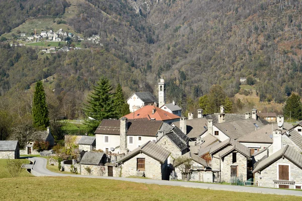 El pueblo rural de Palagnedra en el valle de Centovalli —  Fotos de Stock