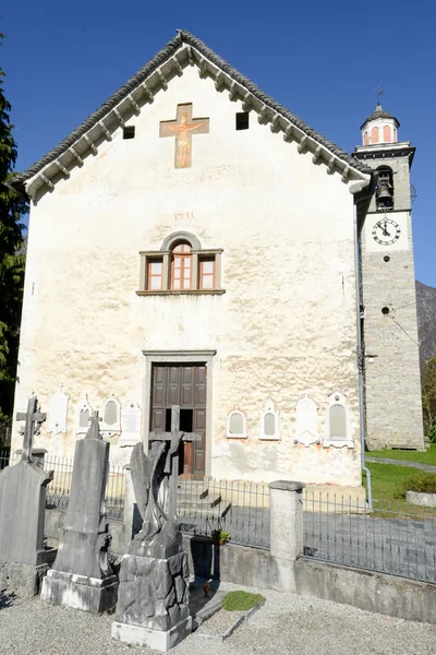 De kerk van San Michele op Palagnedra op Centovalli vallei — Stockfoto