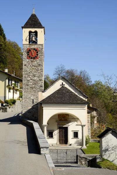 A igreja de San Lorenzo em Camedo no vale Centovalli — Fotografia de Stock