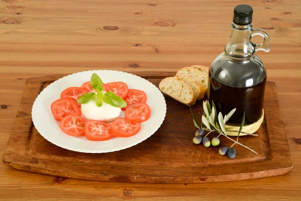 Prato com tomates e mussarela — Fotografia de Stock