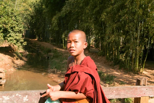 Mladý mnich na týdenní trh v Indein na jezeře Inle v Myanma — Stock fotografie