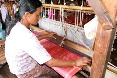 Kadın Myanmar üzerinde Inle Gölü, tezgâh ile bir halı dokuma
