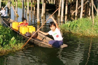 Bir tekne http://i50.tinypic.com/5yvink.jpg Thauk Köyü kürek üzerinde çocuk