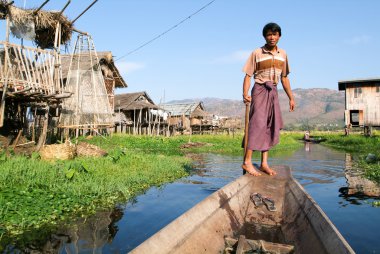 İnsanlar bir tekne http://i50.tinypic.com/5yvink.jpg Thauk Köyü kürek üzerinde