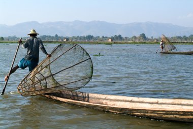 Balıkçı teknesinde Inle Gölü, Myanmar, balıkçılık
