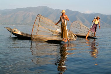Balıkçı teknesinde Inle Gölü, Myanmar, balıkçılık