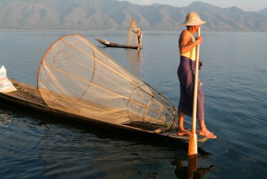 Balıkçı teknesinde Inle Gölü, Myanmar, balıkçılık